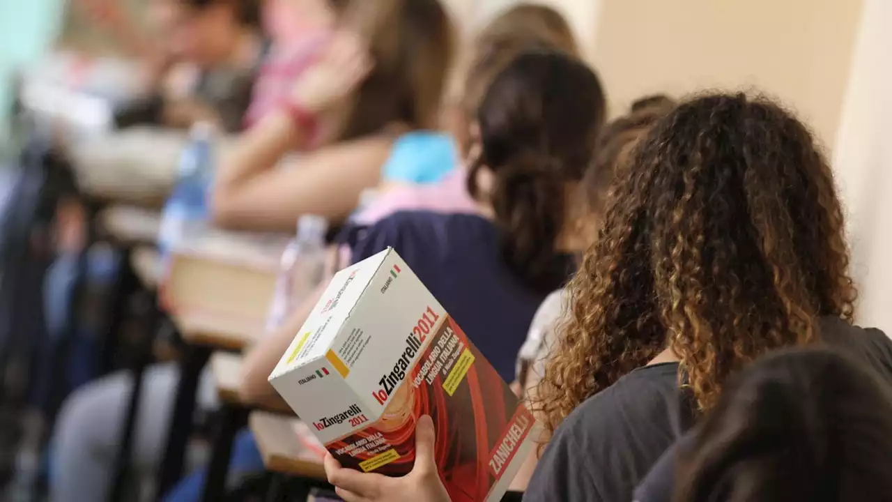 Esami di maturità per 536mila studenti. Al tema d'italiano tracce su Quasimodo, Moravia, Angela, Belpoliti e Chabod