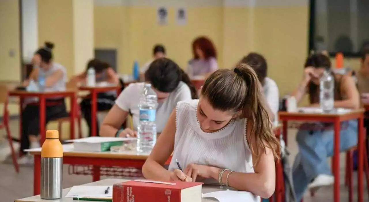 Maturità 2023, prima prova al via per 536mila studenti. Tra le tracce Moravia, Quasimodo e Piero Angela