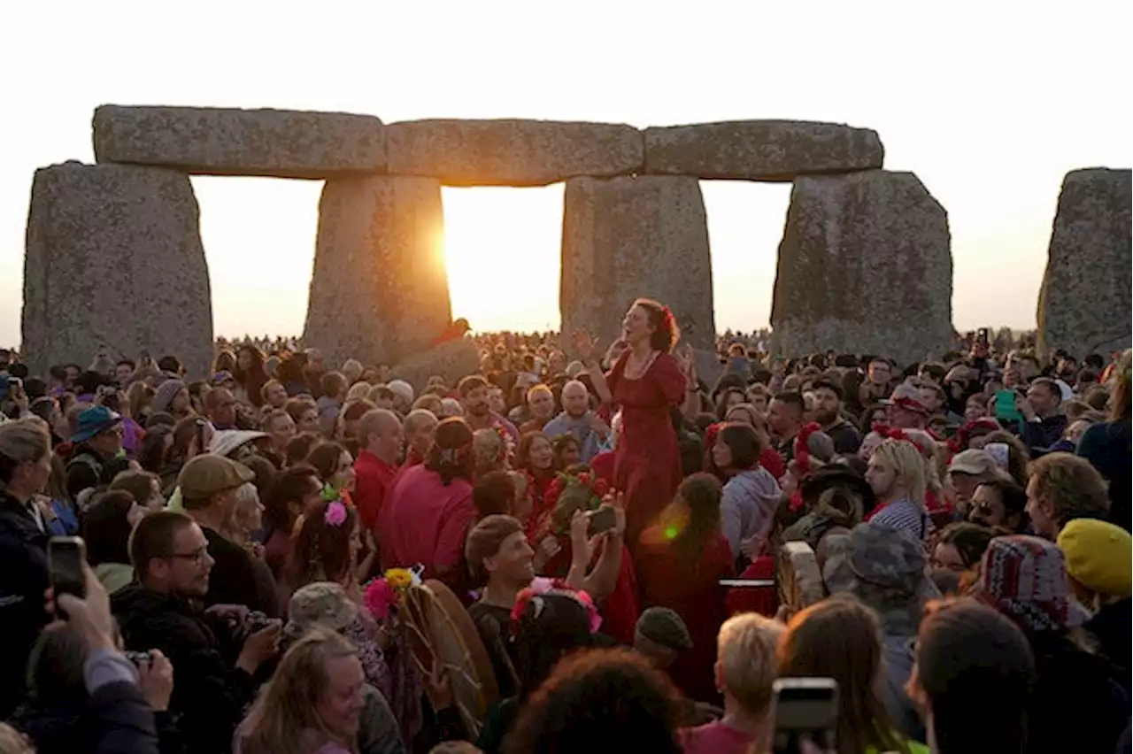 Stonehenge welcomes 8,000 visitors for summer solstice