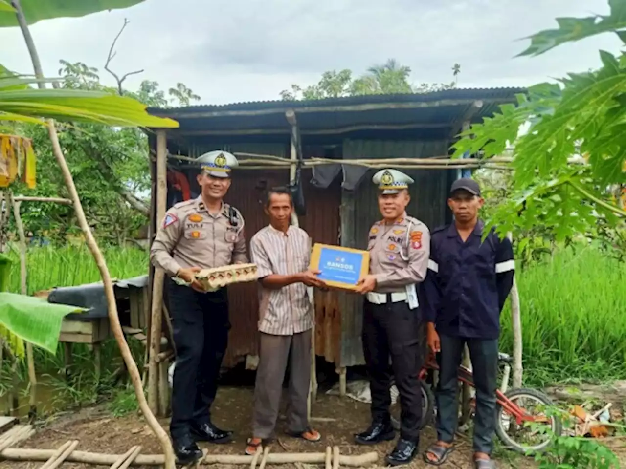 Polantas Kapuas Patroli sambil Berbagi Sembako