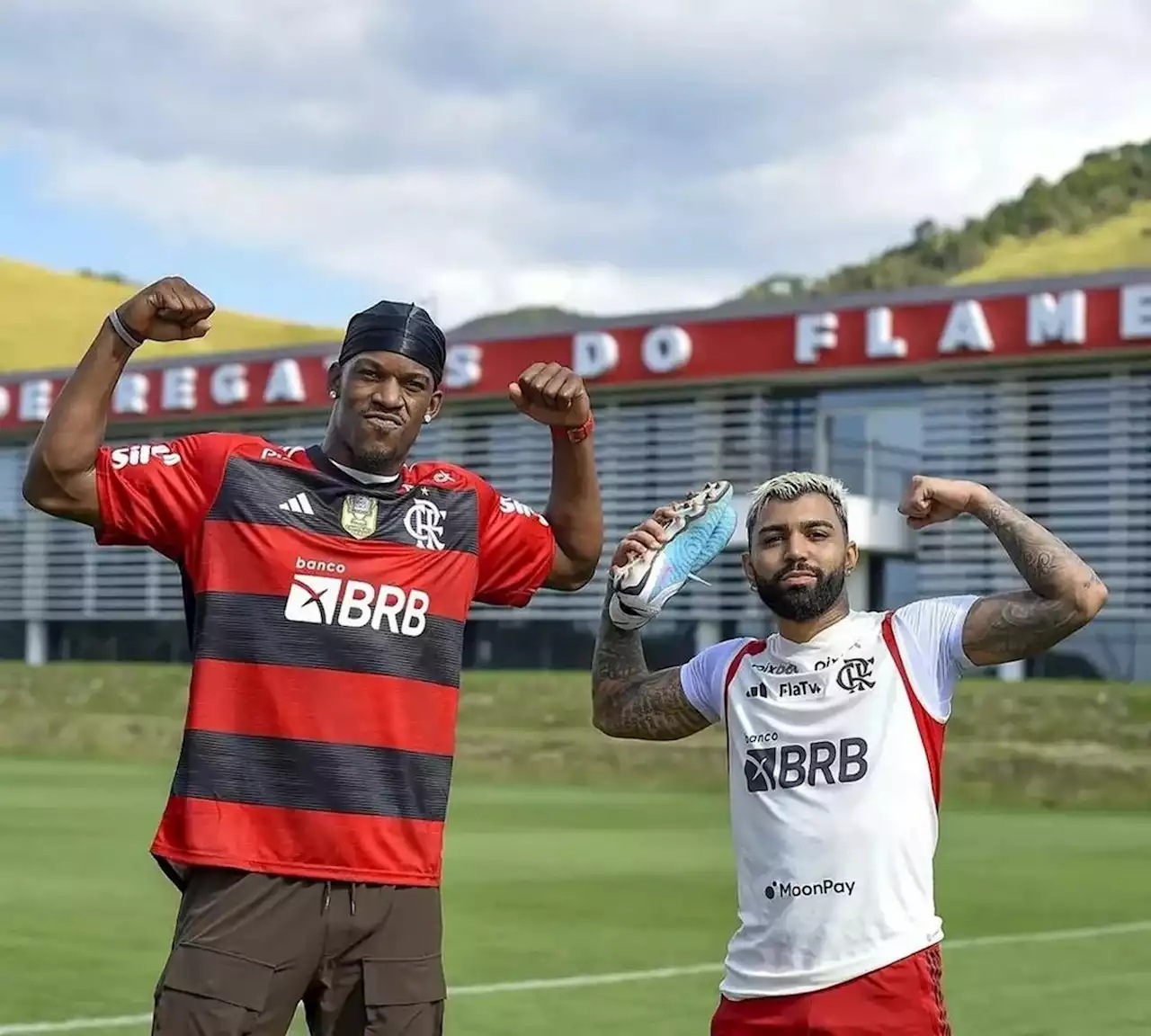 Butler visita Ninho do Urubu e bate bola no gramado com jogadores do Flamengo