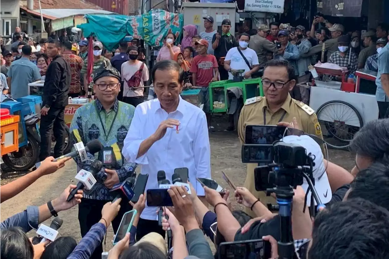 Datang ke Pasar Parung dan Prumpung, Jokowi Bagikan BLT dan Pastikan Harga Bapok Aman Jelang Iduladha