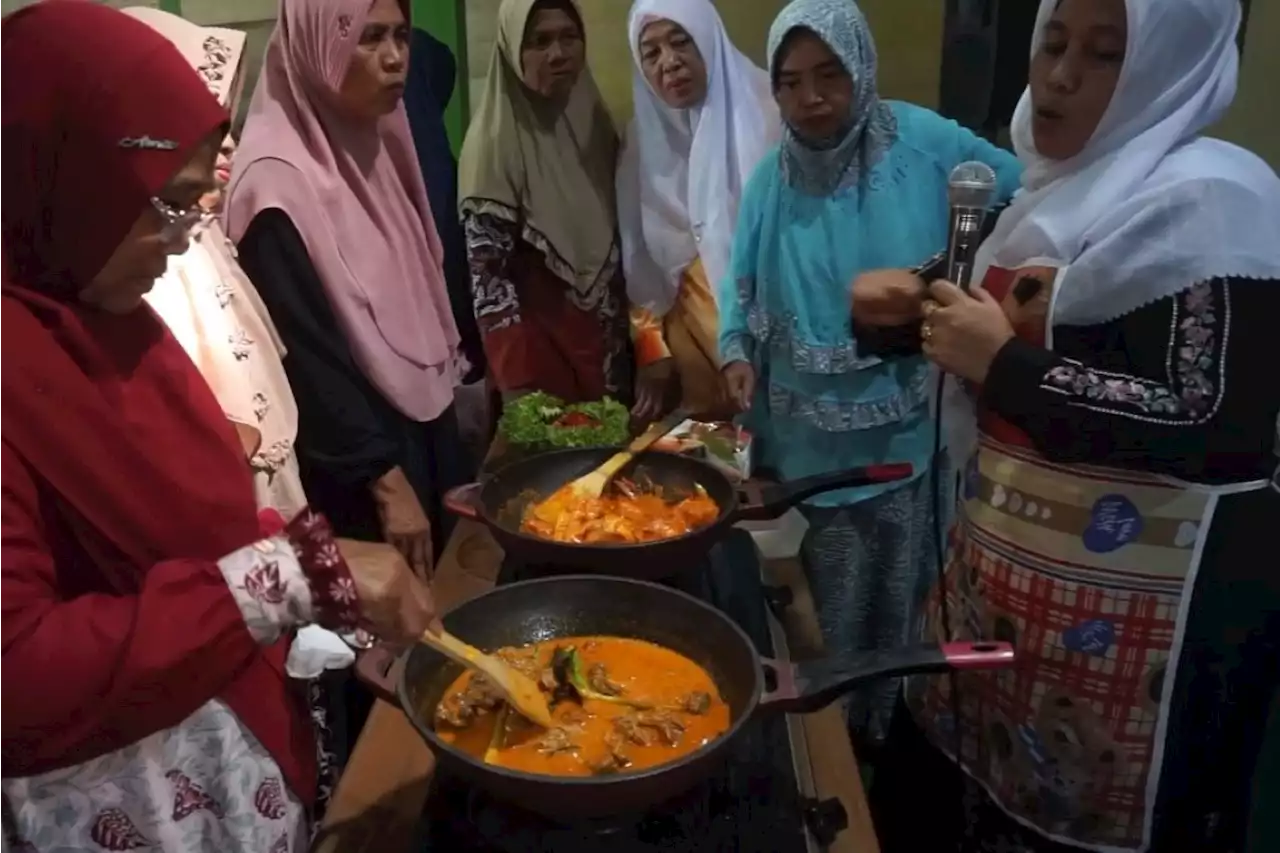 Kiai Muda Ganjar Beri Ide Bisnis Mak-Mak di Tuban dengan Pelatihan Memasak Rendang