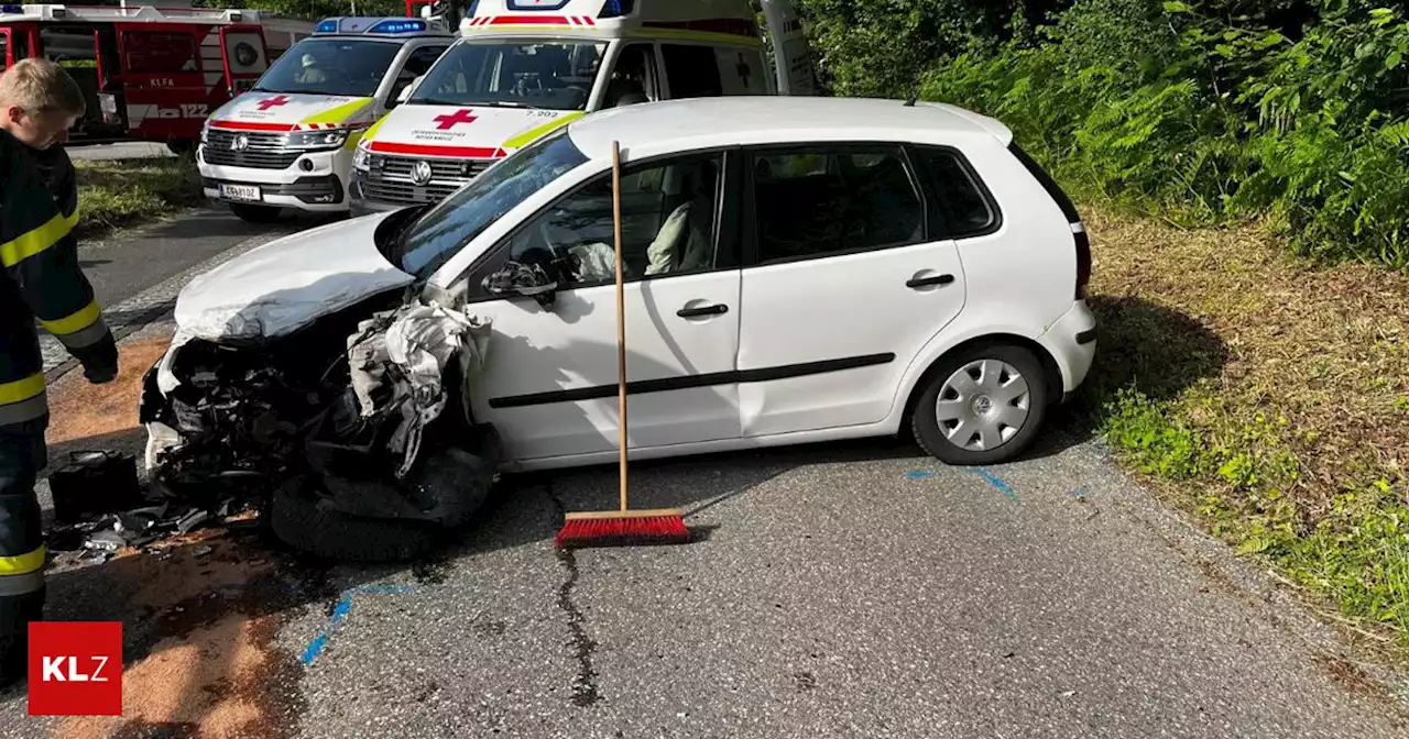 Zwei Männer verletzt: Auto prallte frontal gegen Lkw-Transporter