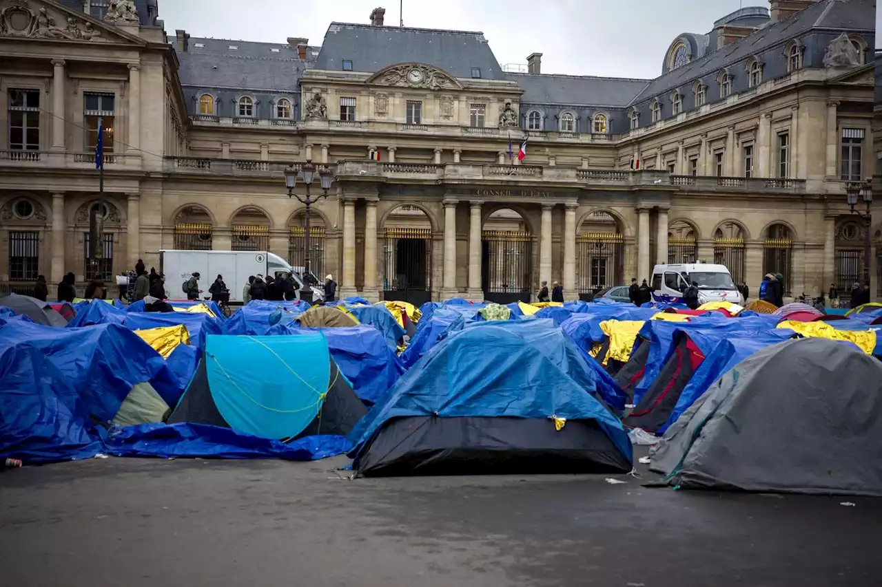 Paris : des centaines de jeunes migrants installés sur la place du Palais Royal évacués