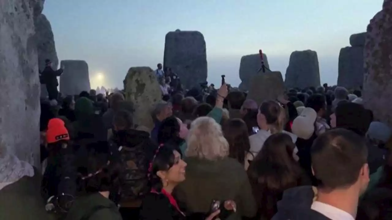 A Stonehenge migliaia di persone hanno celebrato il solstizio d'estate