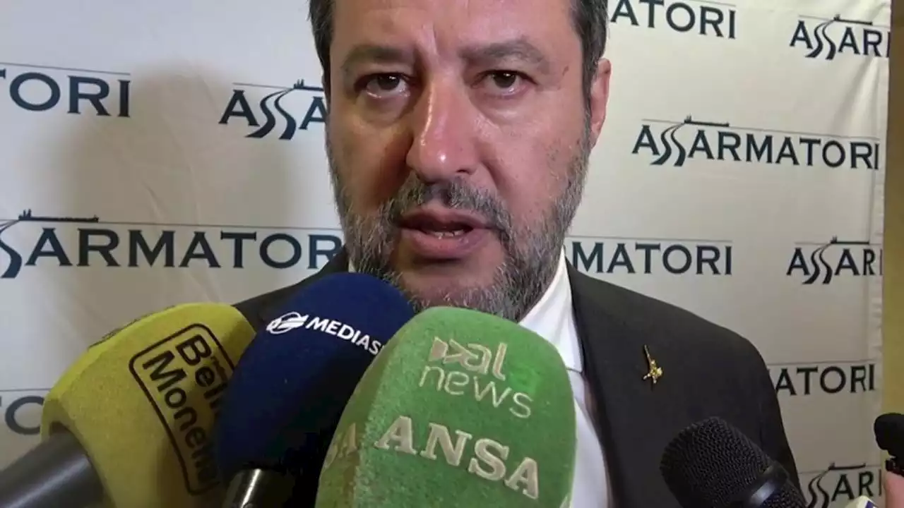 Codice della strada, Salvini: 'Aumento del limite oltre i 130 km/h, assicurazione per monopattini'