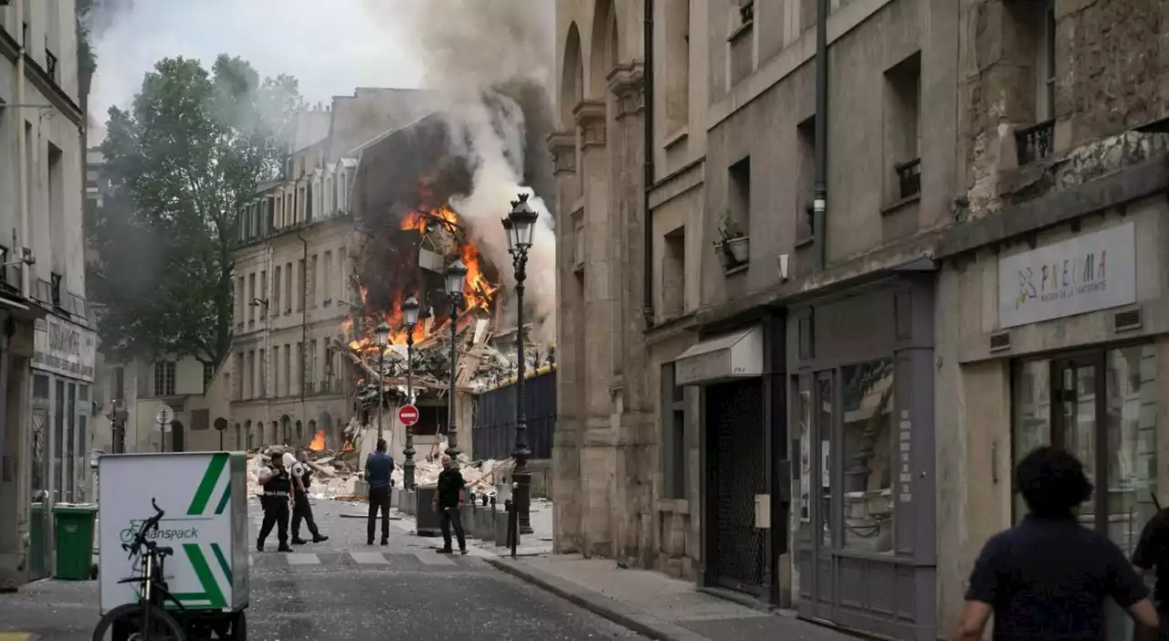 Incendio a Parigi, crolla una scuola dopo l'esplosione: «Ci sono persone sotto le macerie, 16 feriti, 7 gravi» VIDEO