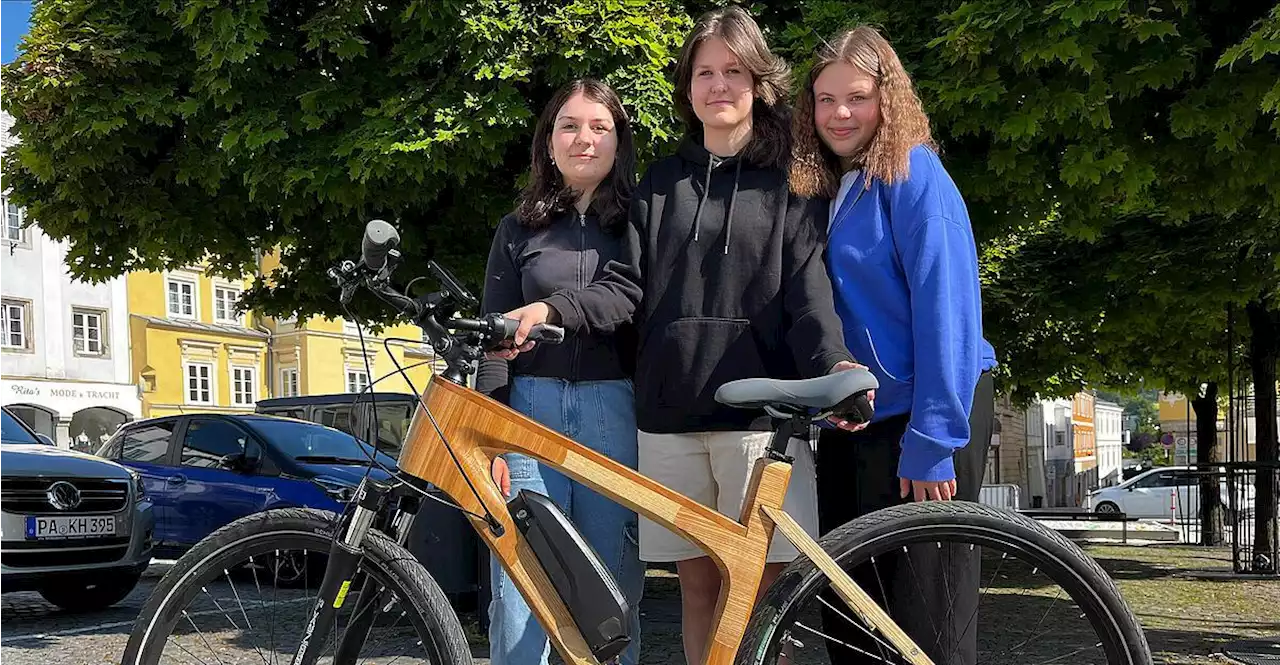 Drei Mädchen aus dem Mühlviertel bauten ein E-Bike aus Holz