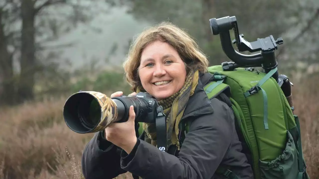 Marielle staat oog in oog met de wolf en maakt de mooiste foto's