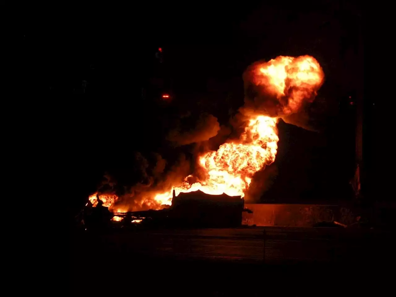 Fiery collision on Hwy. 401 leaves 2 dead, shuts down traffic