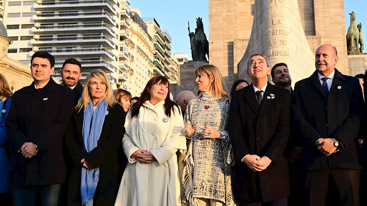 La bandera hizo flamear los viejos reclamos | Acto institucional, promesa de alumnos y celebración popular