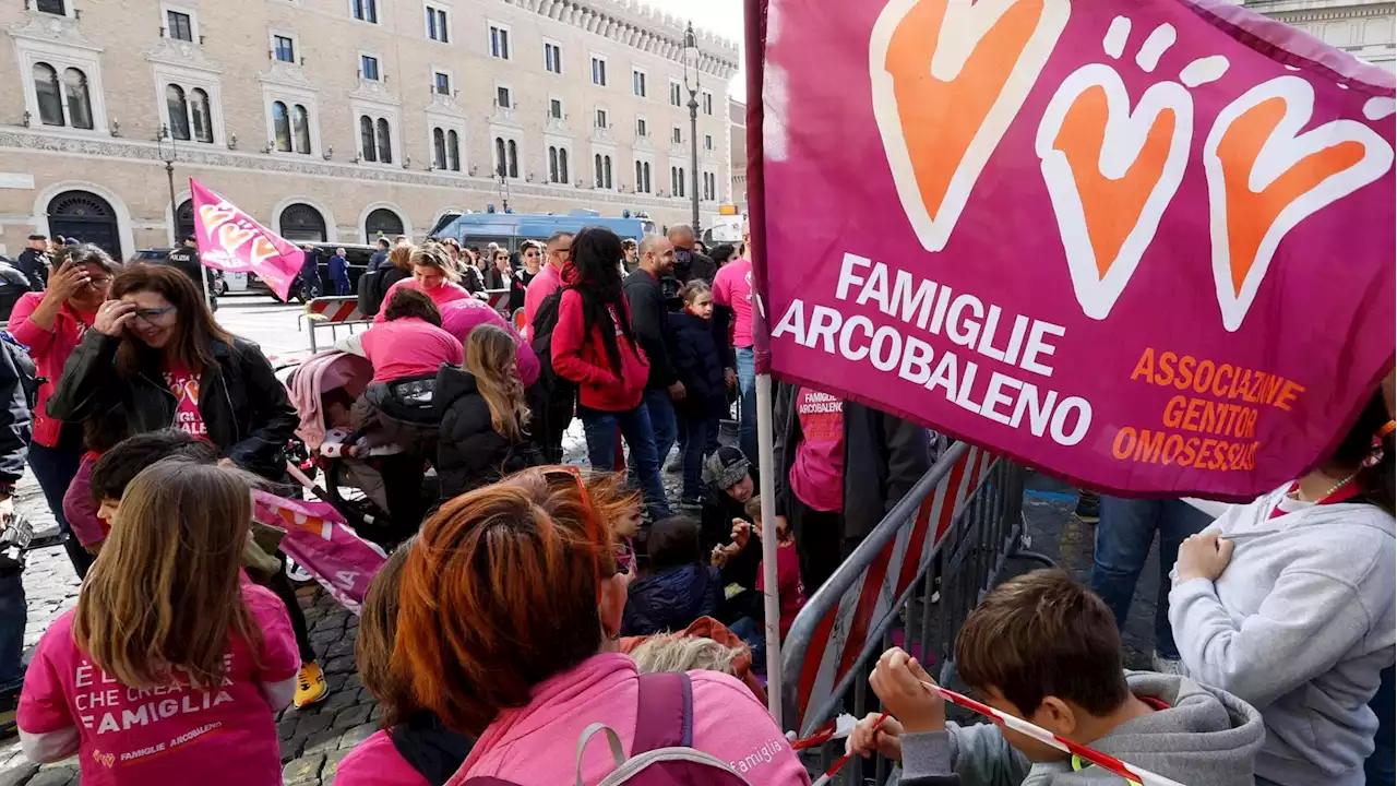 Famiglie arcobaleno, l’Ue: 'Gli Stati membri devono riconoscere i genitori di altri Paesi'