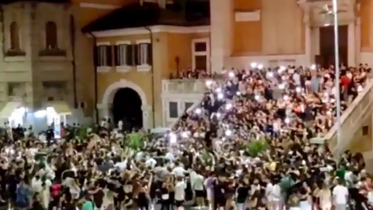 La notte prima degli esami degli studenti romani: più di cento riuniti a Piazza Sempione (VIDEO)