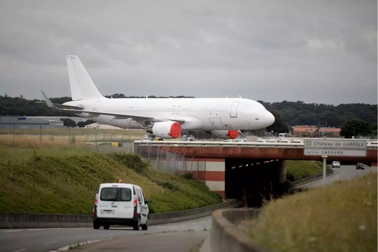 Paris air show takes off amid great hype and an historic plane order