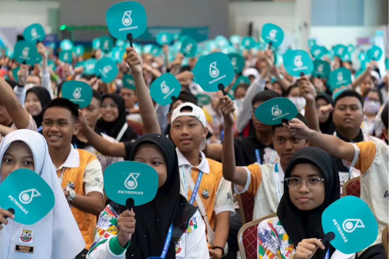 Tawau students get to know of education sponsorship, career opportunities in PETRONAS