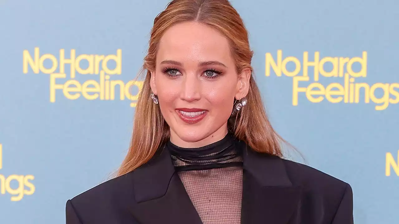 Jennifer Lawrence Corrects Story About Mom Selling Toilet on Craigslist