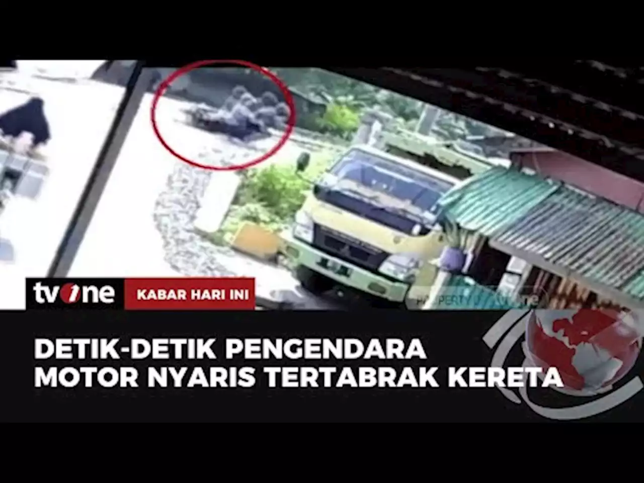 Pengendara Motor Nyaris Tertabrak Kereta - tvOne