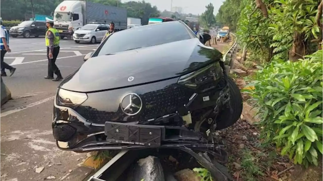 Mobil Listrik Mercy Tabrak Pembatas Tol JORR, Sopir Ngaku Setir Belok Sendiri