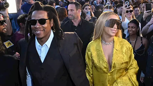 En images : Beyoncé, Zendaya, Rihanna… Les plus grandes stars venues  applaudir le défilé Louis Vuitton par Pharrell Williams
