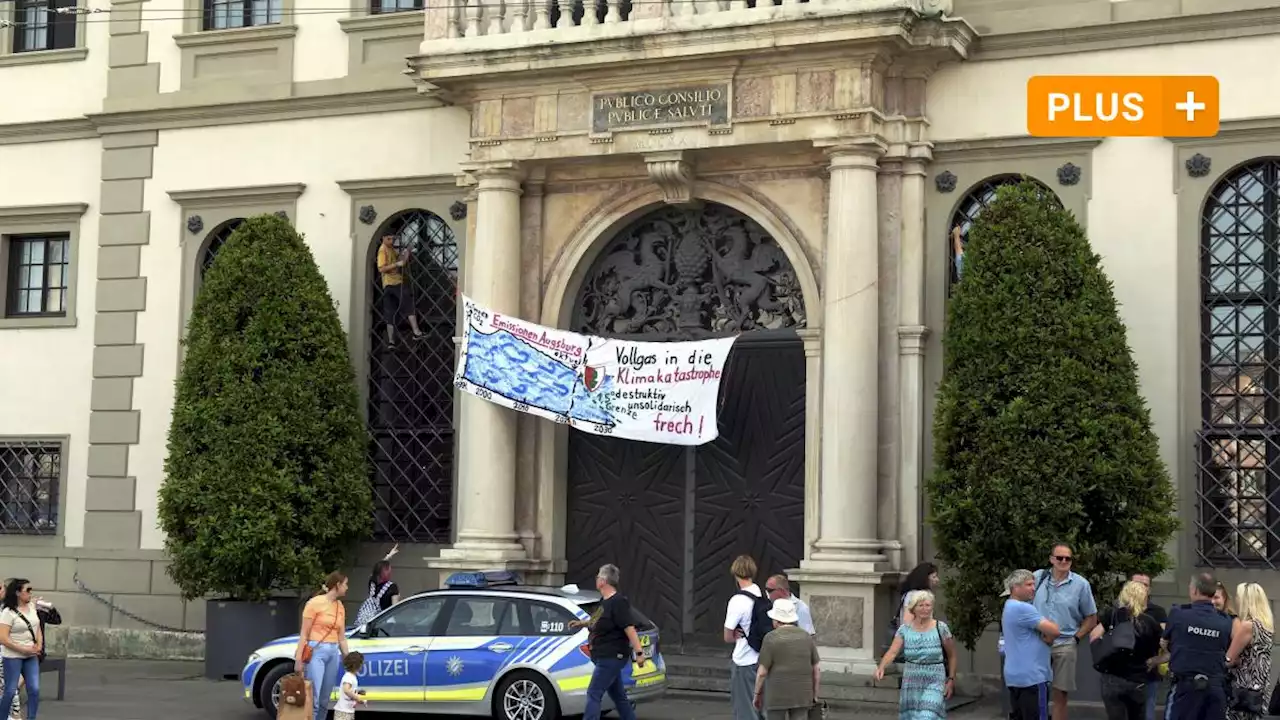 Kletteraktion am Rathaus: Augsburger Klimaschützer tricksen Ordnungsdienst aus