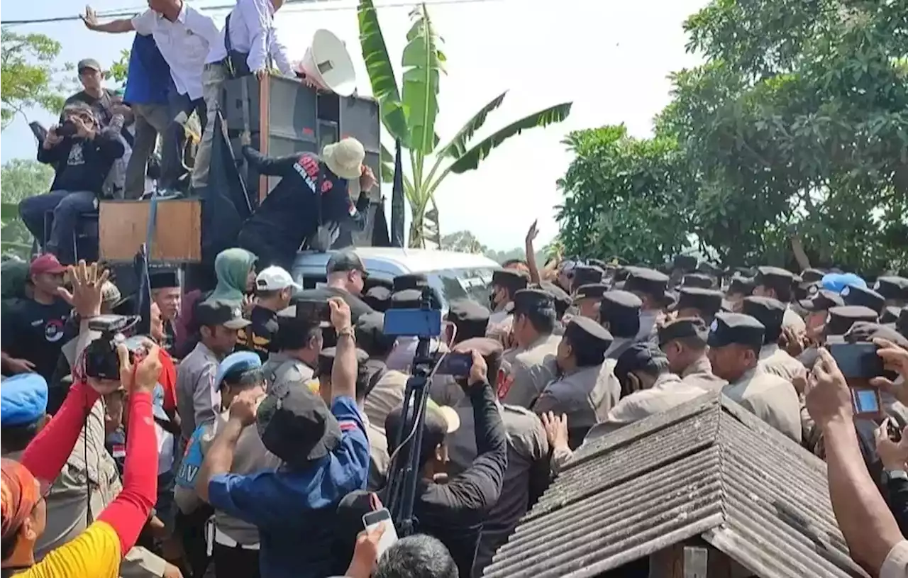 Demo di Gerbang Ponpes Al Zaytun Ricuh, Massa Saling Dorong dengan Polisi