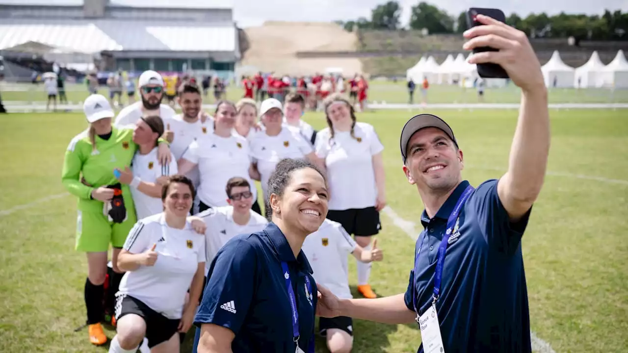 Er kam, sah und knipste: Cooles Selfie mit Weltmeister Philipp Lahm