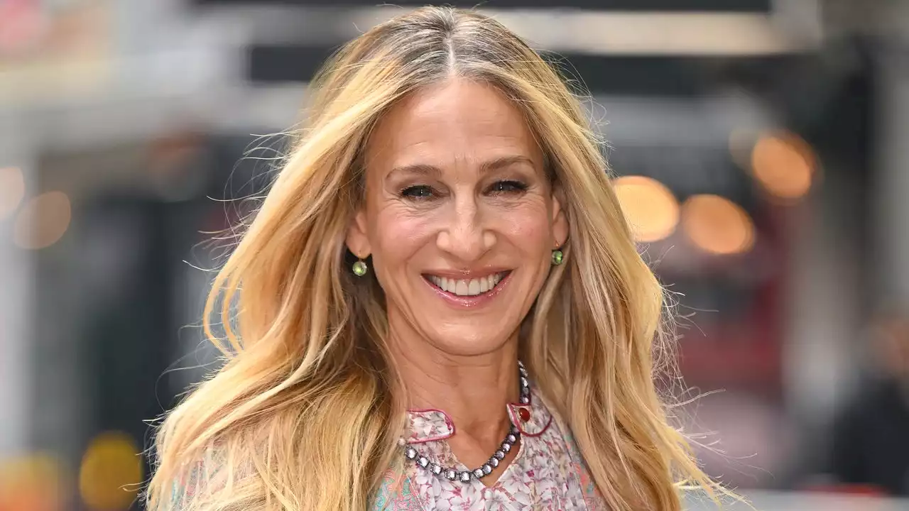 SJP Celebrates The Return Of Carrie Bradshaw In Two Of The Character’s Style Signatures