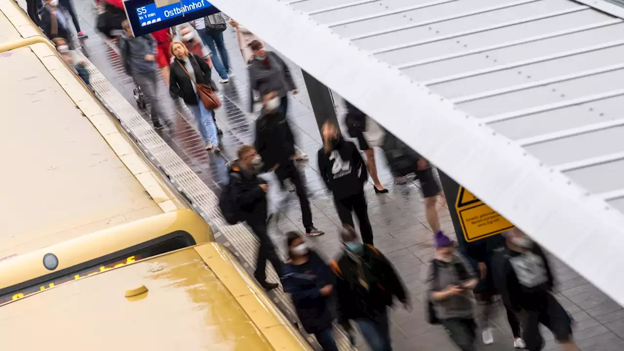 Schüler (17) bei Klassenfahrt aus Fremdenhass in den Bauch getreten