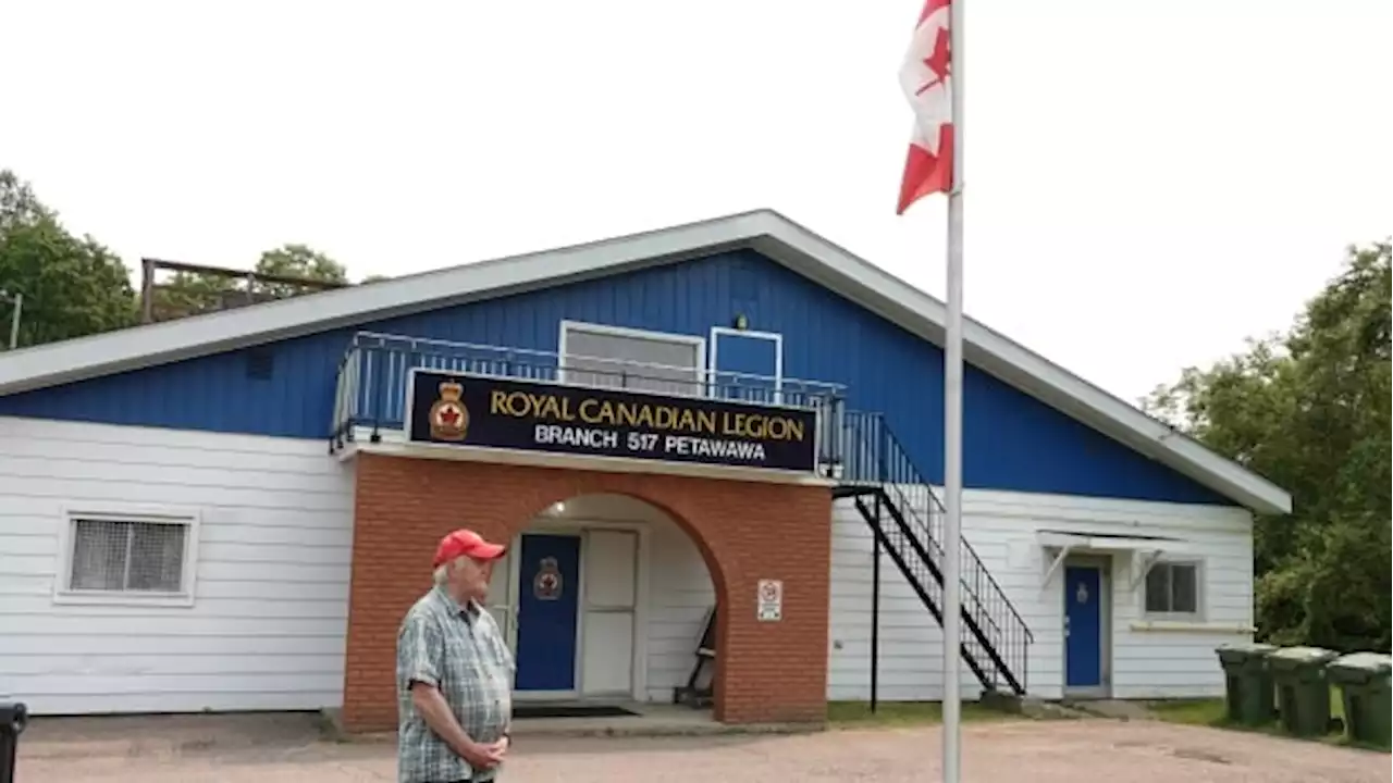 'It's a tragedy': Petawawa mourns death of 2 helicopter crew members | CBC News