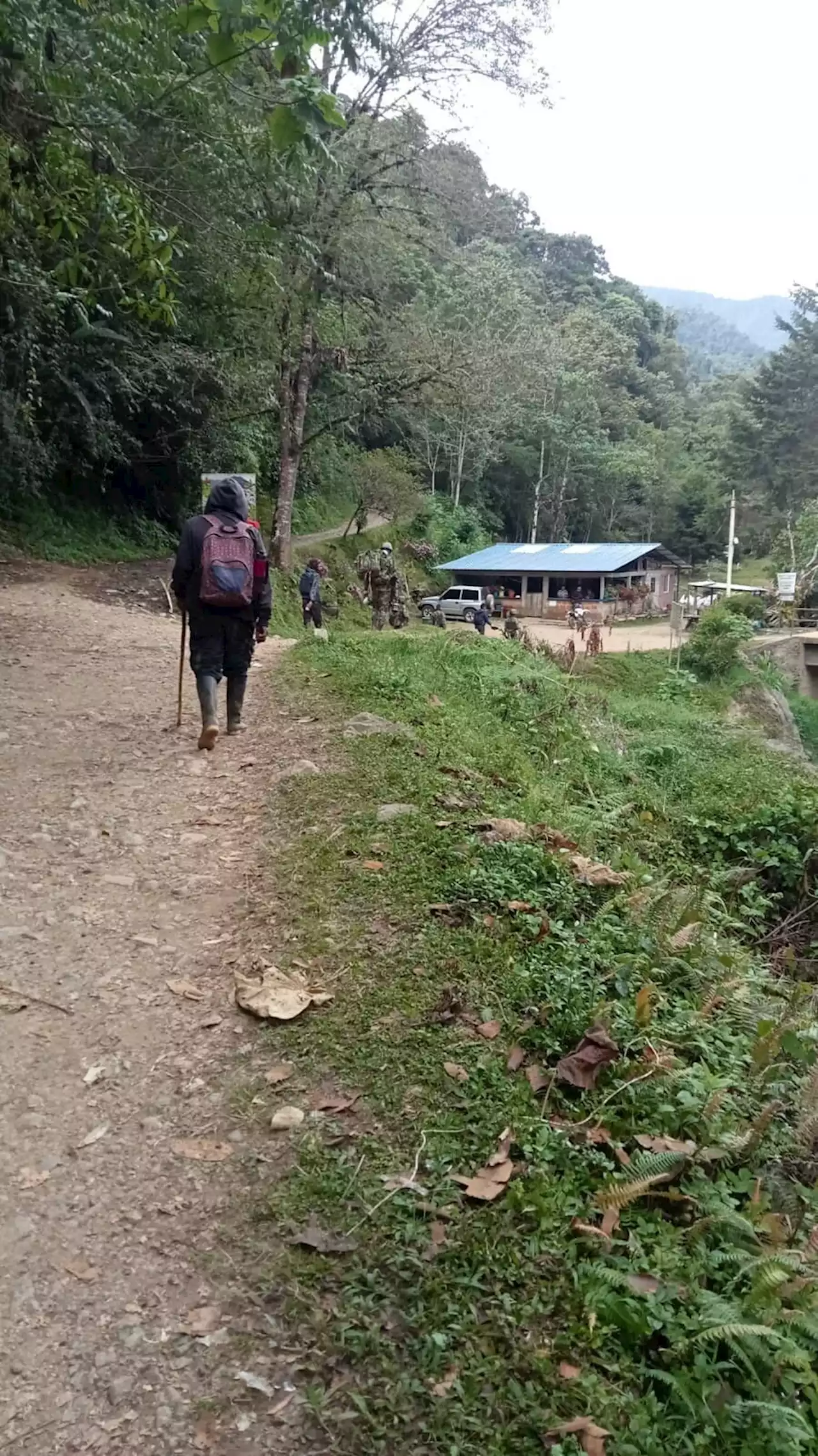 Retienen a 30 soldados atacados con disparos en una vereda de Cali: una persona habría muerto