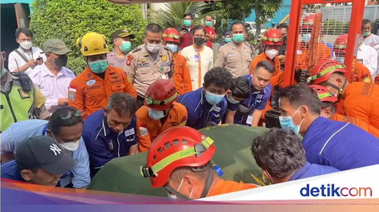 Diangkut dengan Forklift, Jenazah Fajri Dibawa ke Pemakaman