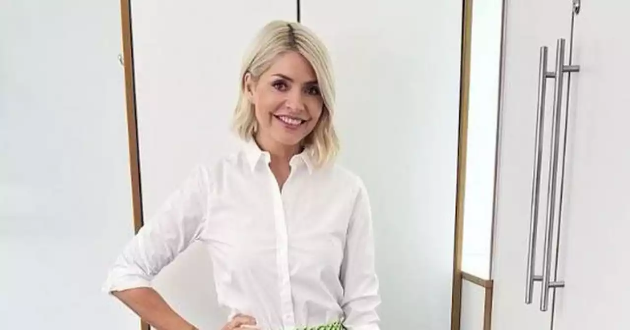 Shoppers rush to buy Holly Willoughby's Phase Eight pleated skirt