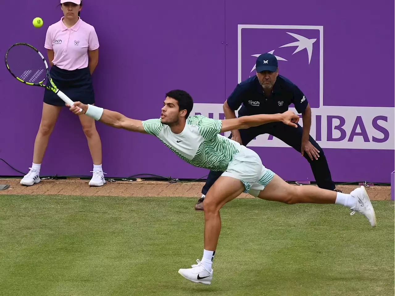 Alcaraz logra los cuartos del prestigioso torneo de Queen's