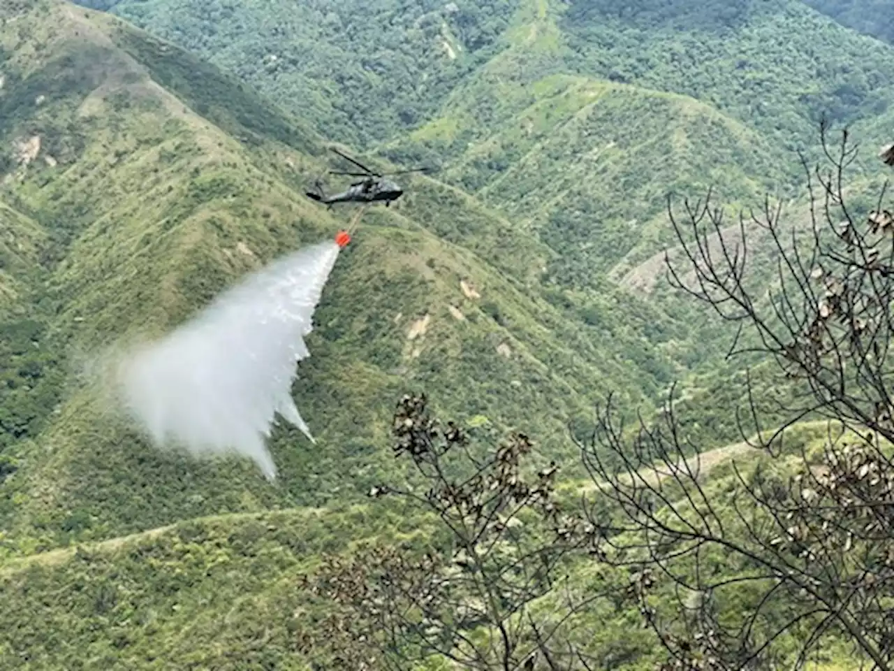 Controlado incendio forestal en Yotoco, Valle del Cauca