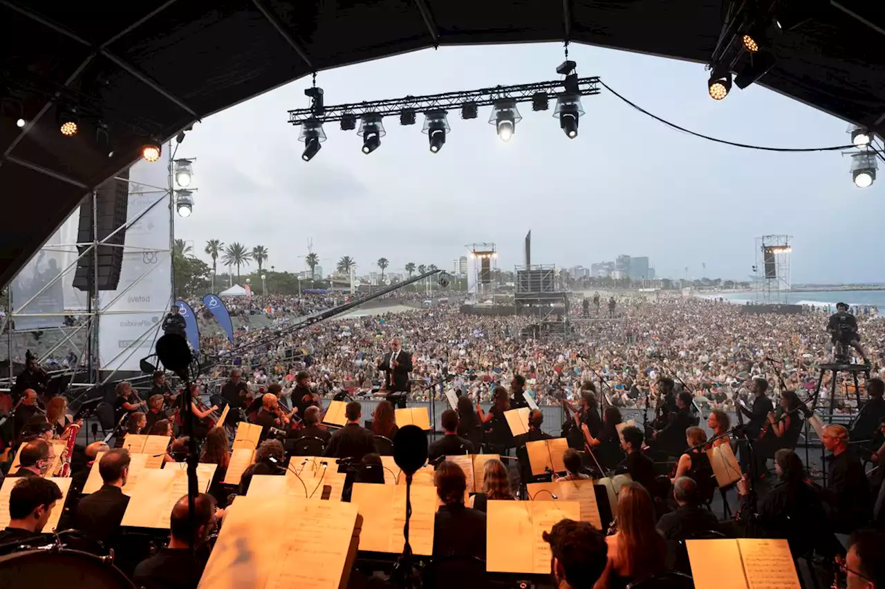 Miles de personas acuden a la playa del Bogatell de Barcelona para escuchar música clásica