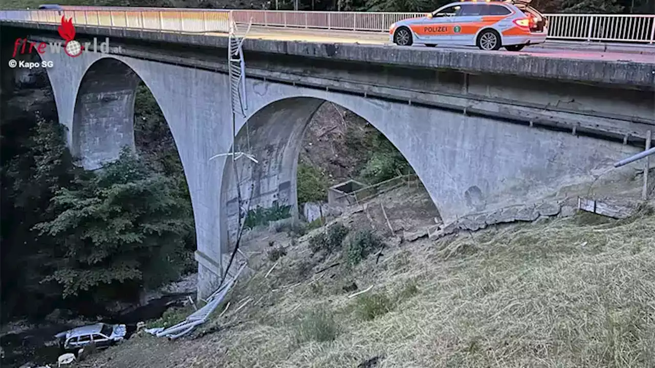 Schweiz: Pkw durchbricht Geländer und stürzt bei Ennetbühl rund 20 m von Brücke