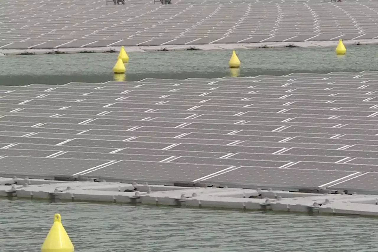 Une centrale photovoltaïque flottante inaugurée à Lazer, dans les Hautes-Alpes