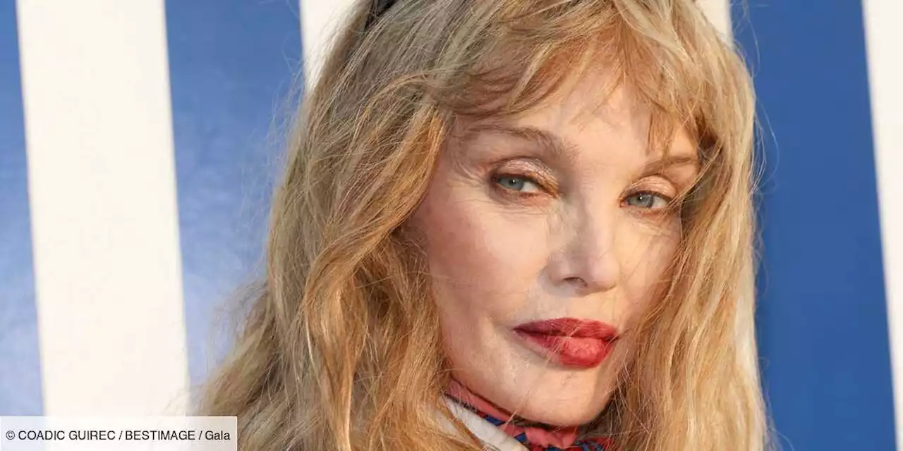 PHOTO – Arielle Dombasle fabuleuse : en mini-jupe rouge, elle dévoile ses longues jambes fuselées - Gala