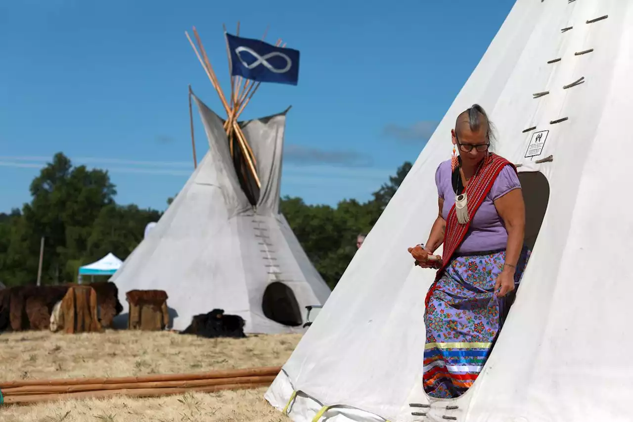 Proposed legislation would grant Métis self-governing status, power to negotiate with Ottawa