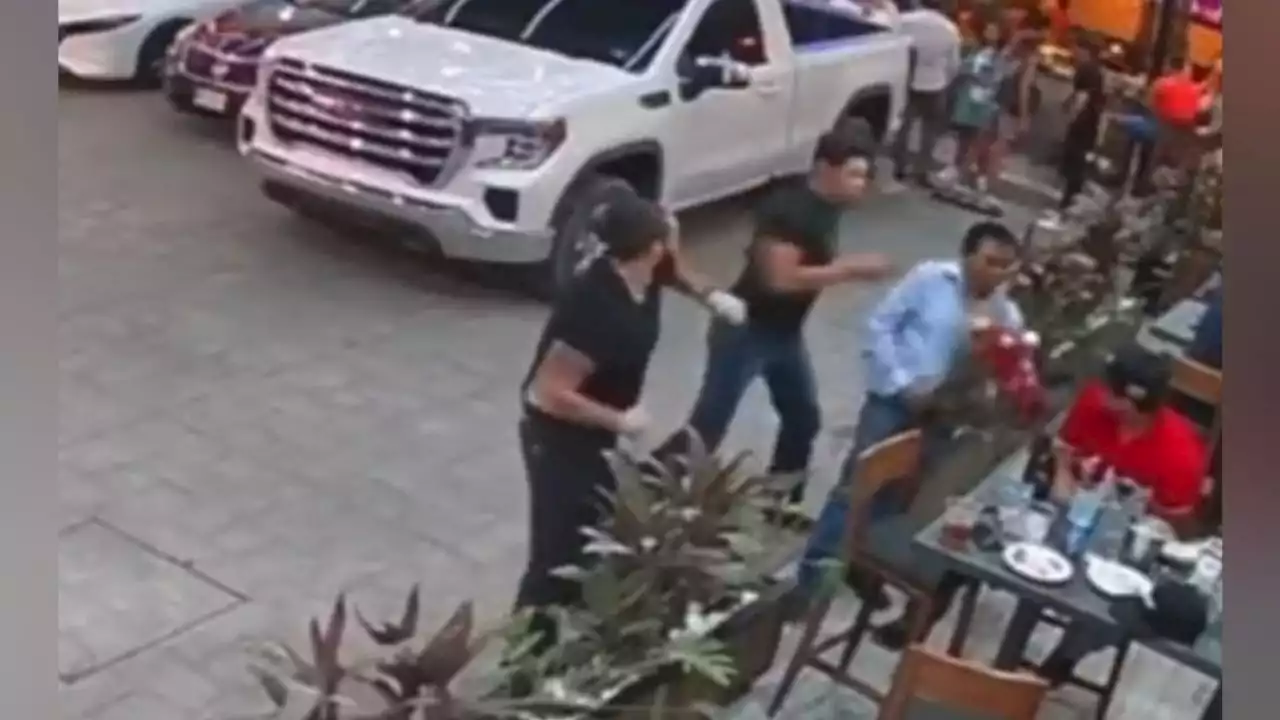 VIDEO: guardia de seguridad golpea a un vendedor de flores que se acercó a un restaurante