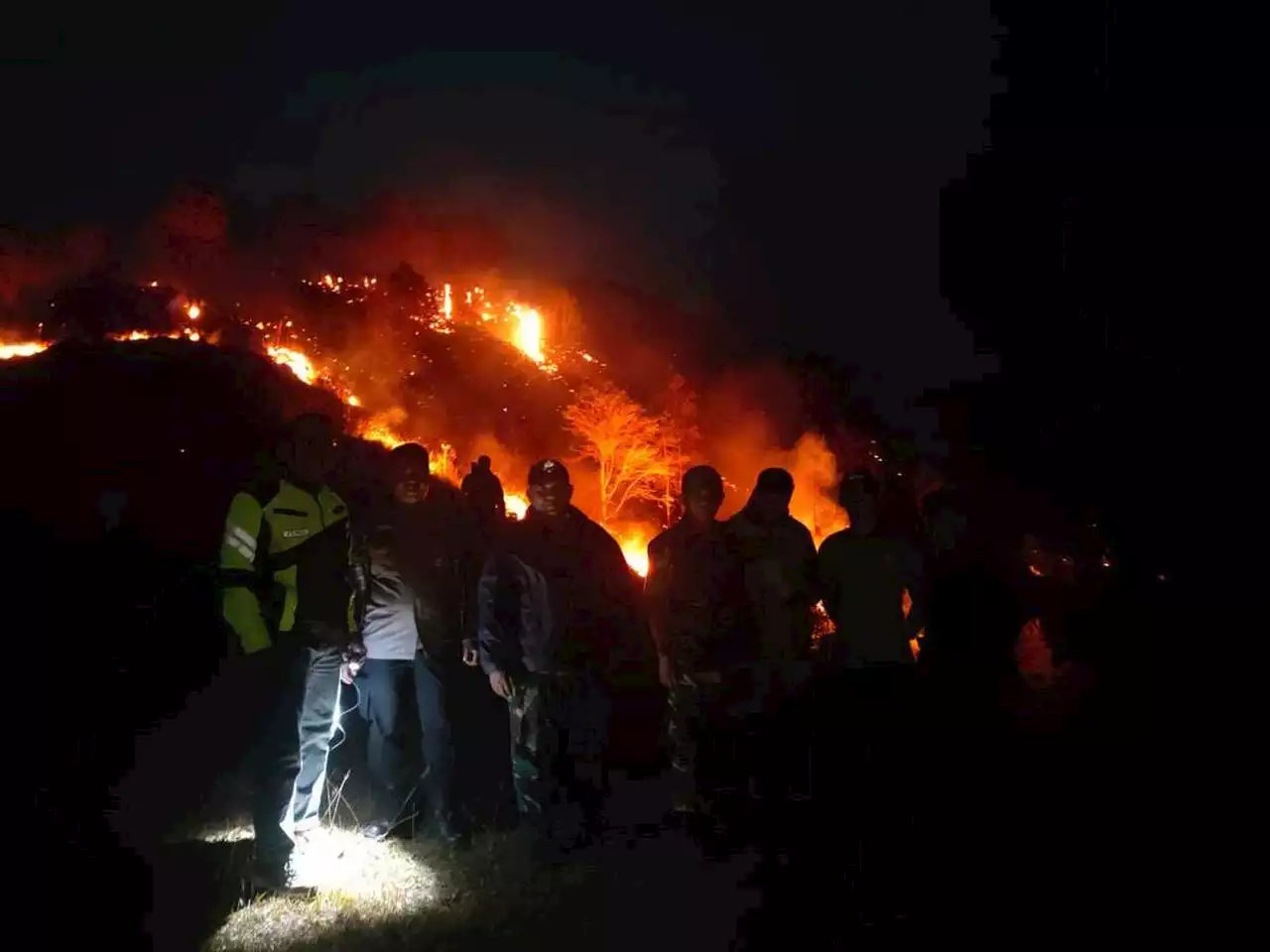 Cuaca Panas, Lereng Danau Toba Terbakar