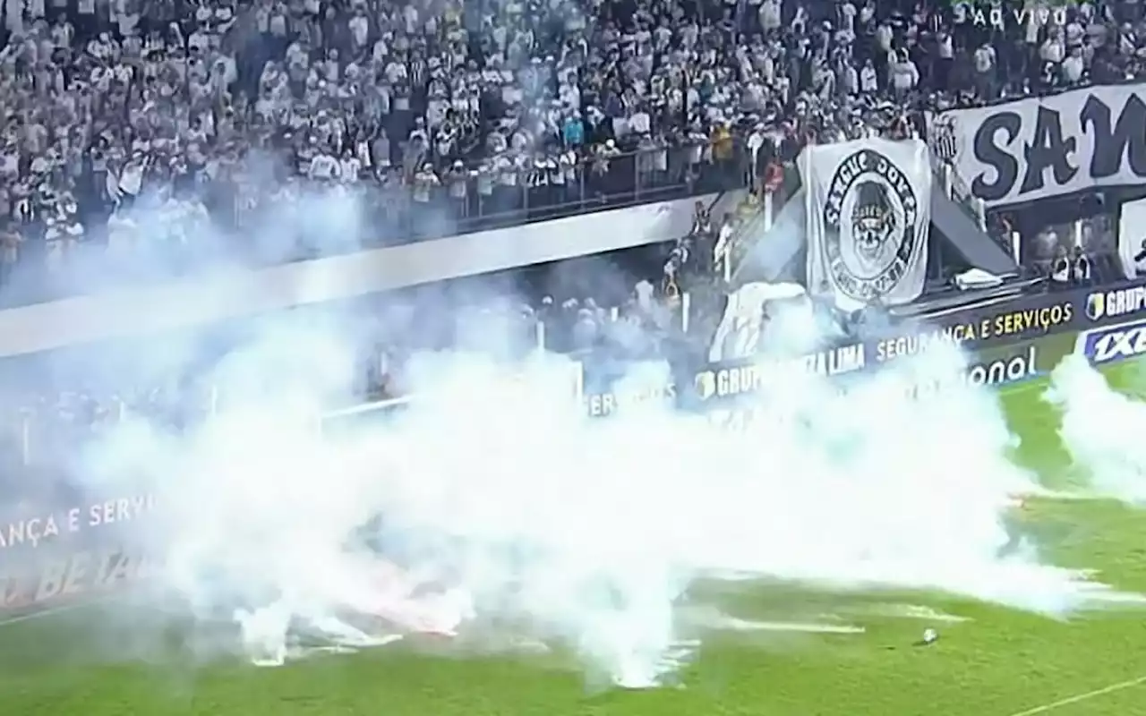 Clássico entre Santos e Corinthians é encerrado após bombas serem arremessadas no gramado | Esporte | O Dia