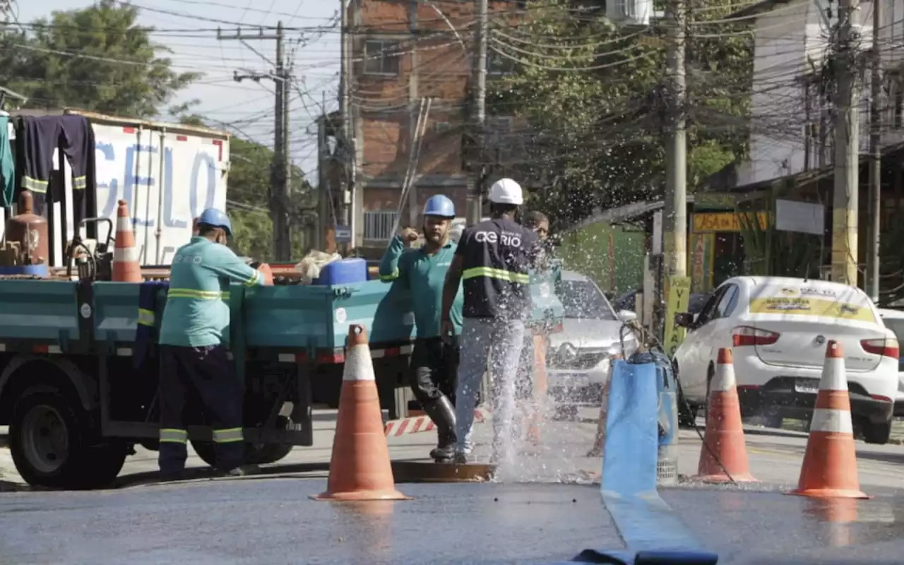 Tubulação de alta pressão estoura e forma 'chafariz' em via da Zona Norte | Rio de Janeiro | O Dia