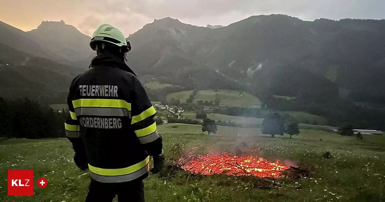 Funkenflug Richtung Wald - Unbelehrbar: Mann entzündete nach Feuerwehreinsatz zweites Sonnwendfeuer