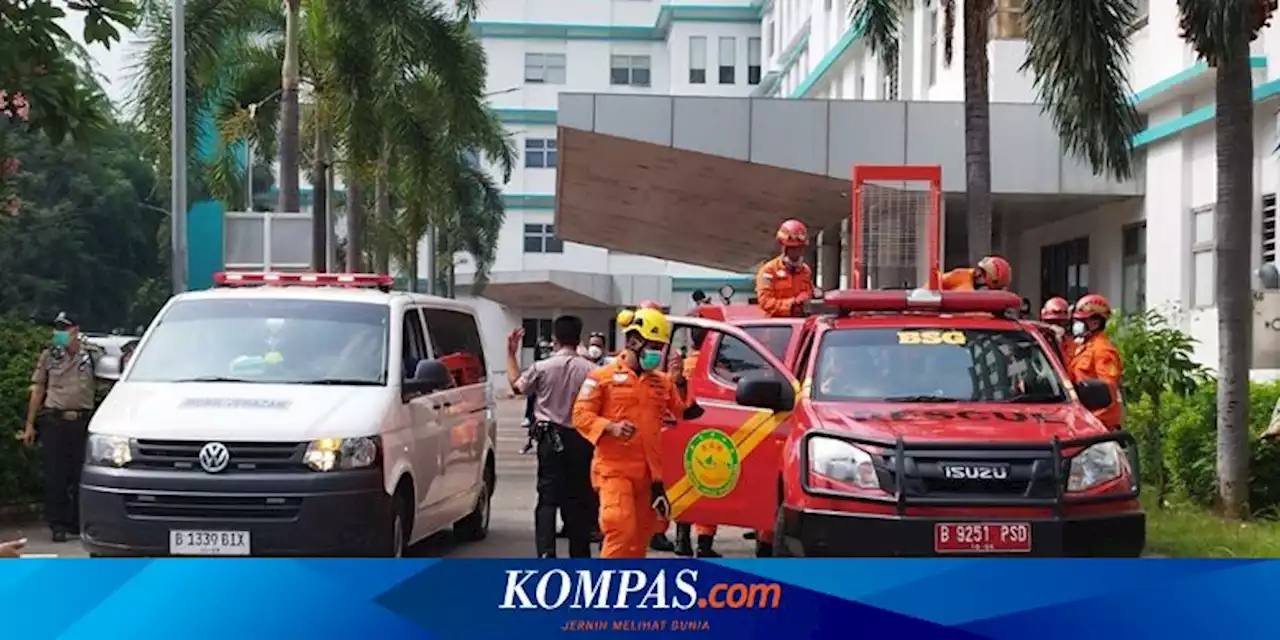 Pria Obesitas Berbobot 300 Kg Asal Tangerang Diangkut ke Mobil Jenazah dengan 'Forklift'