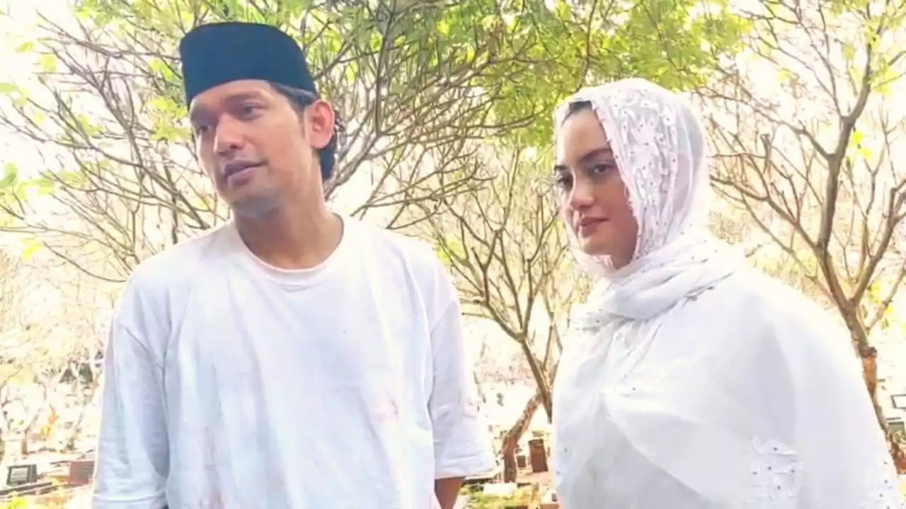 Ketegaran Ibnu Jamil Antar Jenazah Ayahanda Tercinta ke Peristirahatan Terakhir