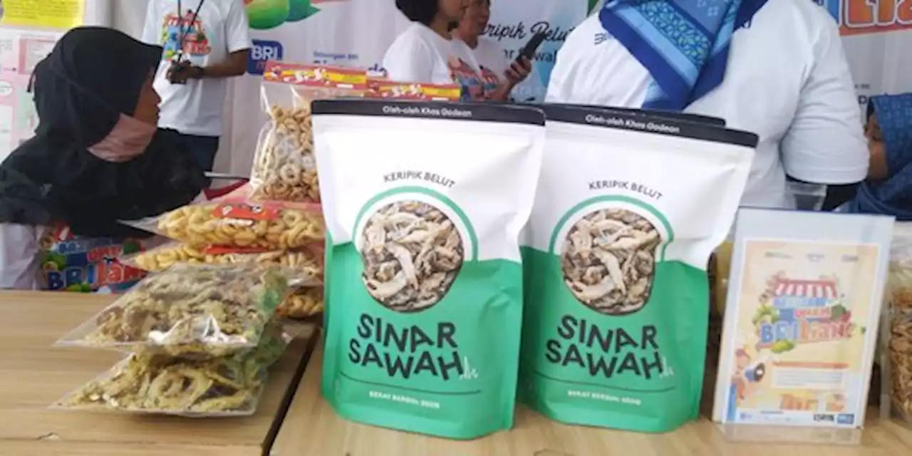 Diwariskan Turun-Temurun, Ini Kisah Bu Parjiyem Pertahankan Usaha Keripik Belut | merdeka.com