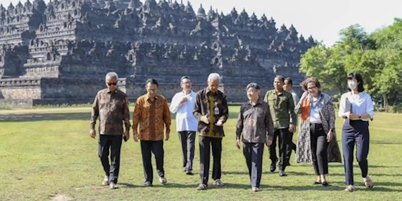 Ganjar Jajaki Peluang Kerja Sama saat Dampingi Kaisar Jepang di Borobudur | merdeka.com