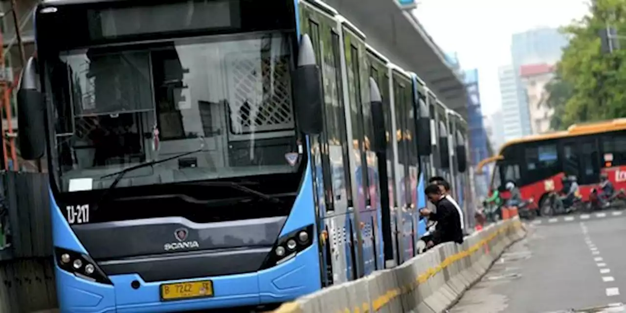 Protes Transjakarta Beroperasi di Bandara Soekarno Hatta | merdeka.com